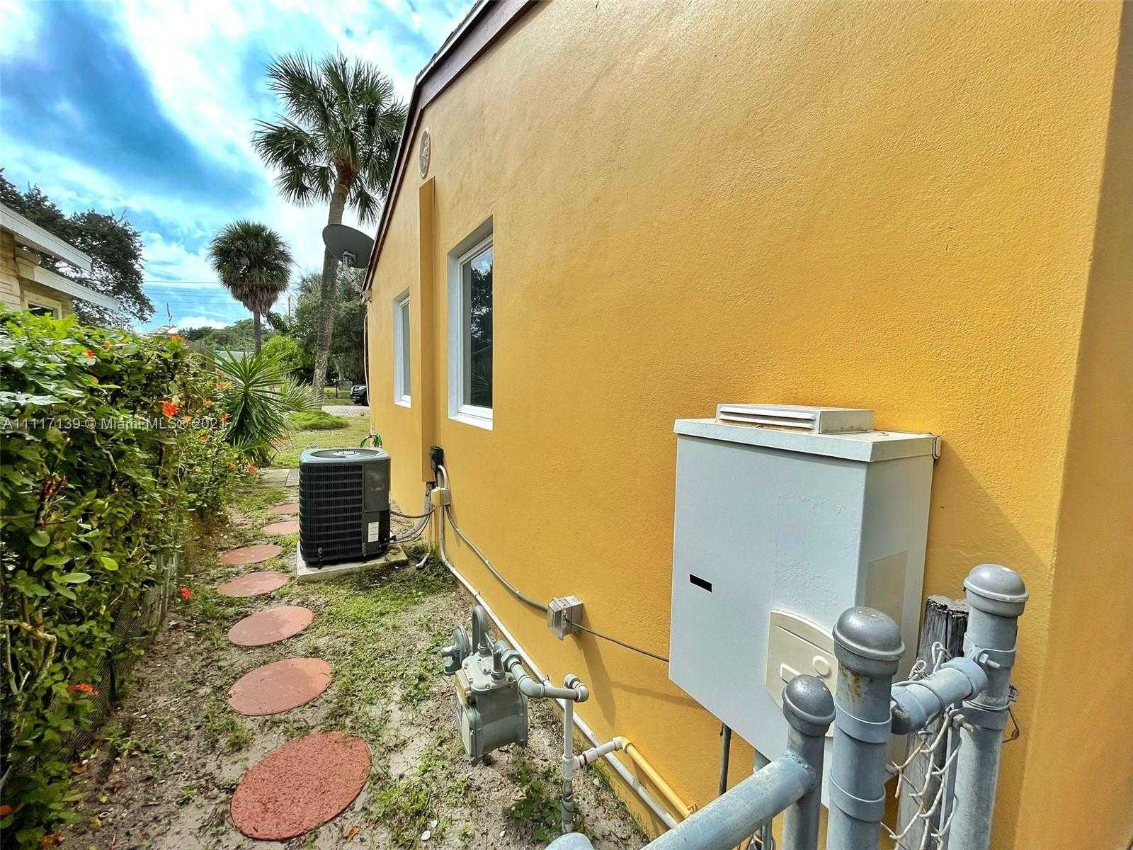 Small Image of 421 47th St, West Palm Beach, FL 33407, USA Number 3