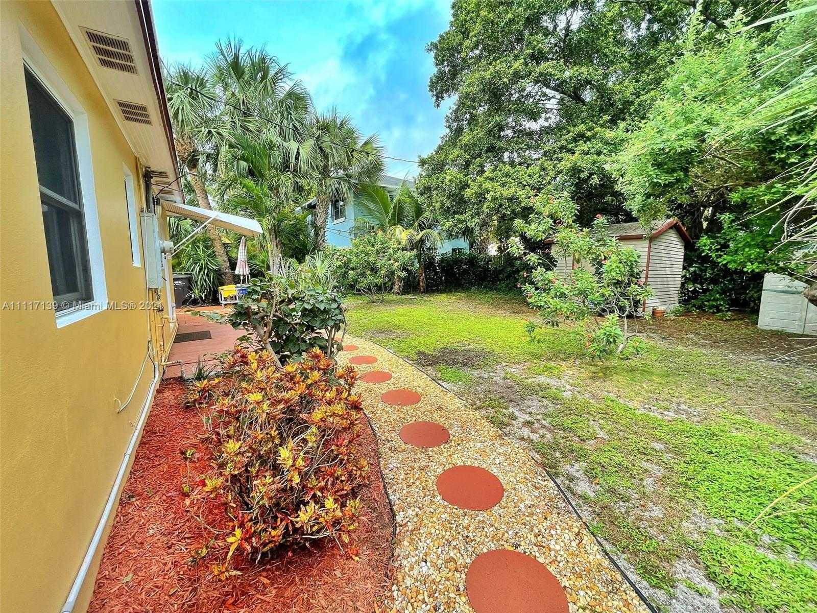 Small Image of 421 47th St, West Palm Beach, FL 33407, USA Number 5