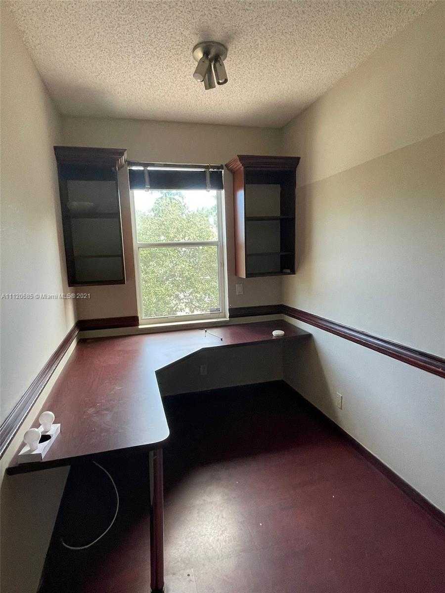 Small Image of 3820 SW 48th Ave, Pembroke Park, FL 33023, USA Number 11