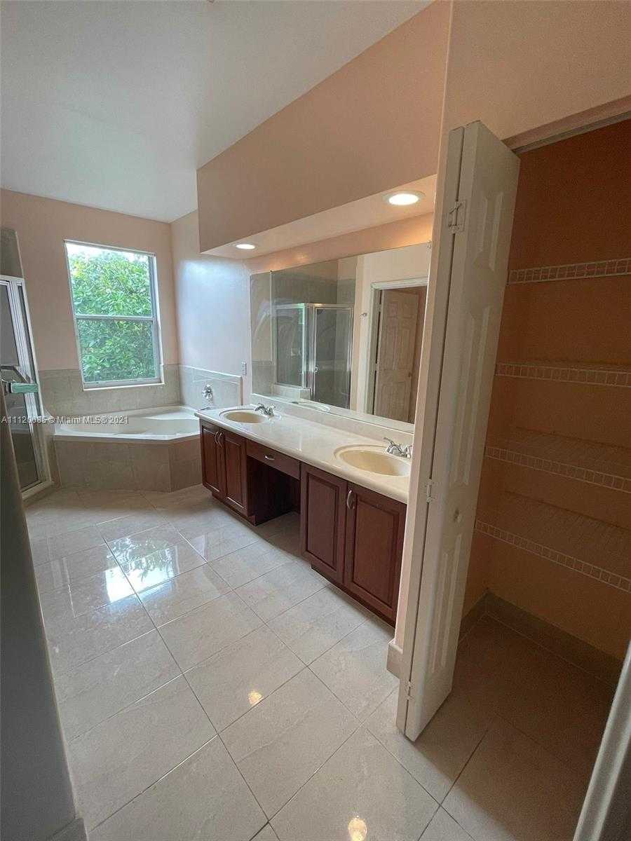 Small Image of 3820 SW 48th Ave, Pembroke Park, FL 33023, USA Number 14