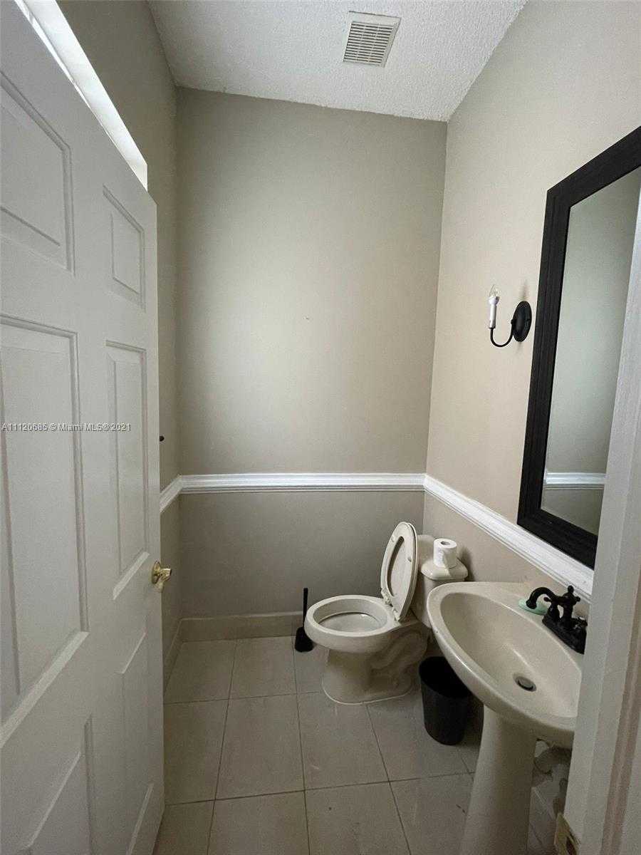 Small Image of 3820 SW 48th Ave, Pembroke Park, FL 33023, USA Number 9