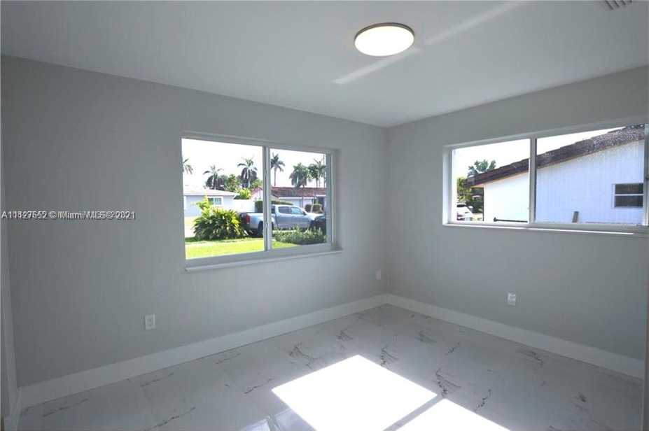 Small Image of 9040 SW 48th Terrace, Miami, FL 33165, USA Number 11