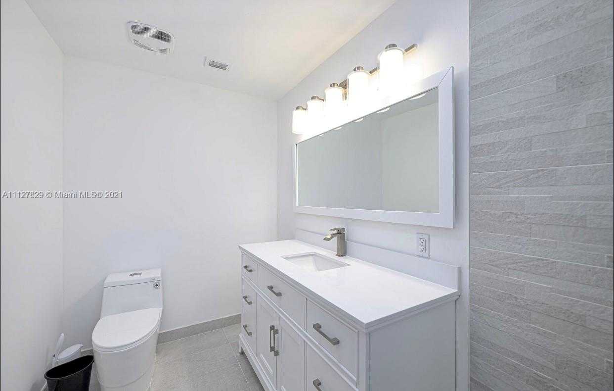 Small Image of 6253 SW 62nd Ct, South Miami, FL 33143, USA Number 13