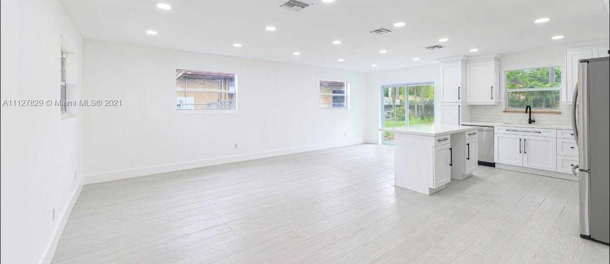 Small Image of 6253 SW 62nd Ct, South Miami, FL 33143, USA Number 3