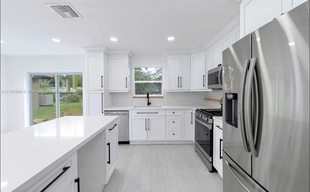 Small Image of 6253 SW 62nd Ct, South Miami, FL 33143, USA Number 7