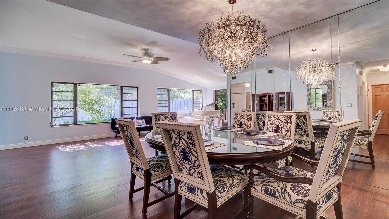Small Image of 7700 Hawthorne Ave, Miami Beach, FL 33141, USA Number 10
