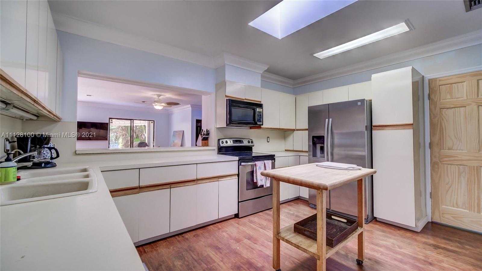 Small Image of 7700 Hawthorne Ave, Miami Beach, FL 33141, USA Number 11