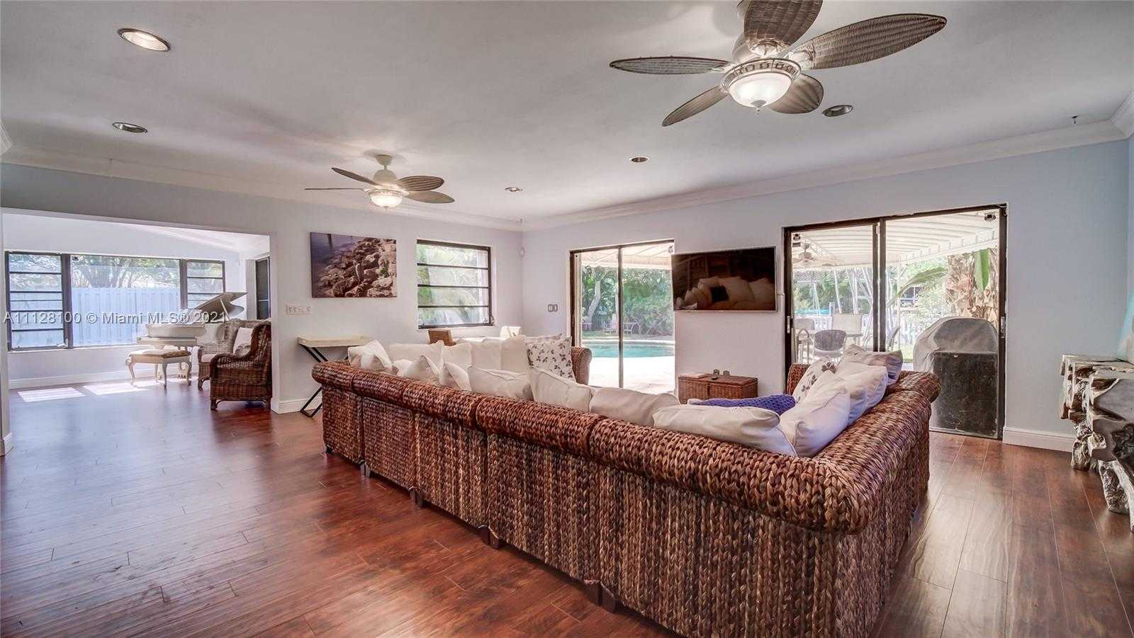 Small Image of 7700 Hawthorne Ave, Miami Beach, FL 33141, USA Number 12