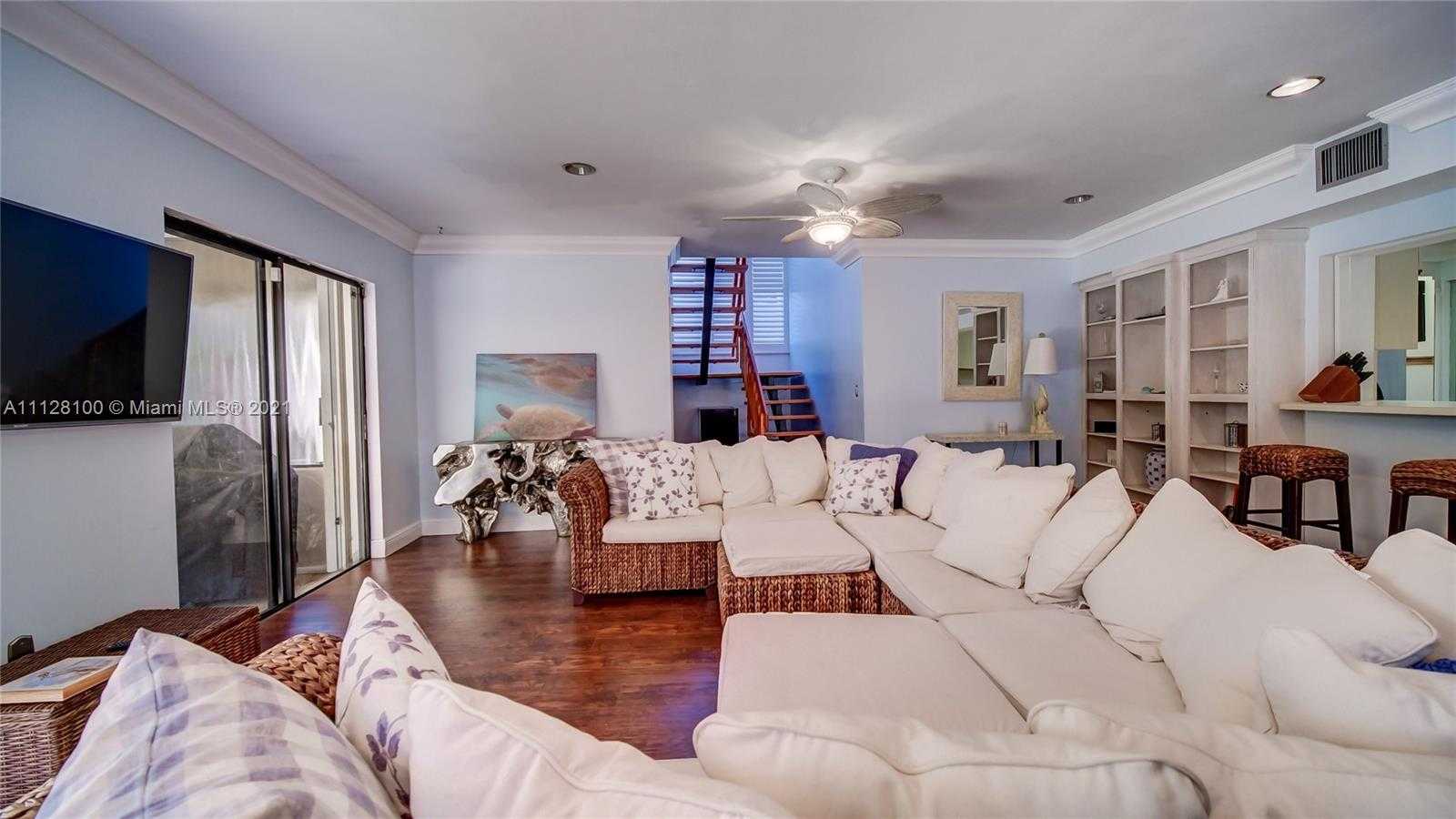 Small Image of 7700 Hawthorne Ave, Miami Beach, FL 33141, USA Number 14