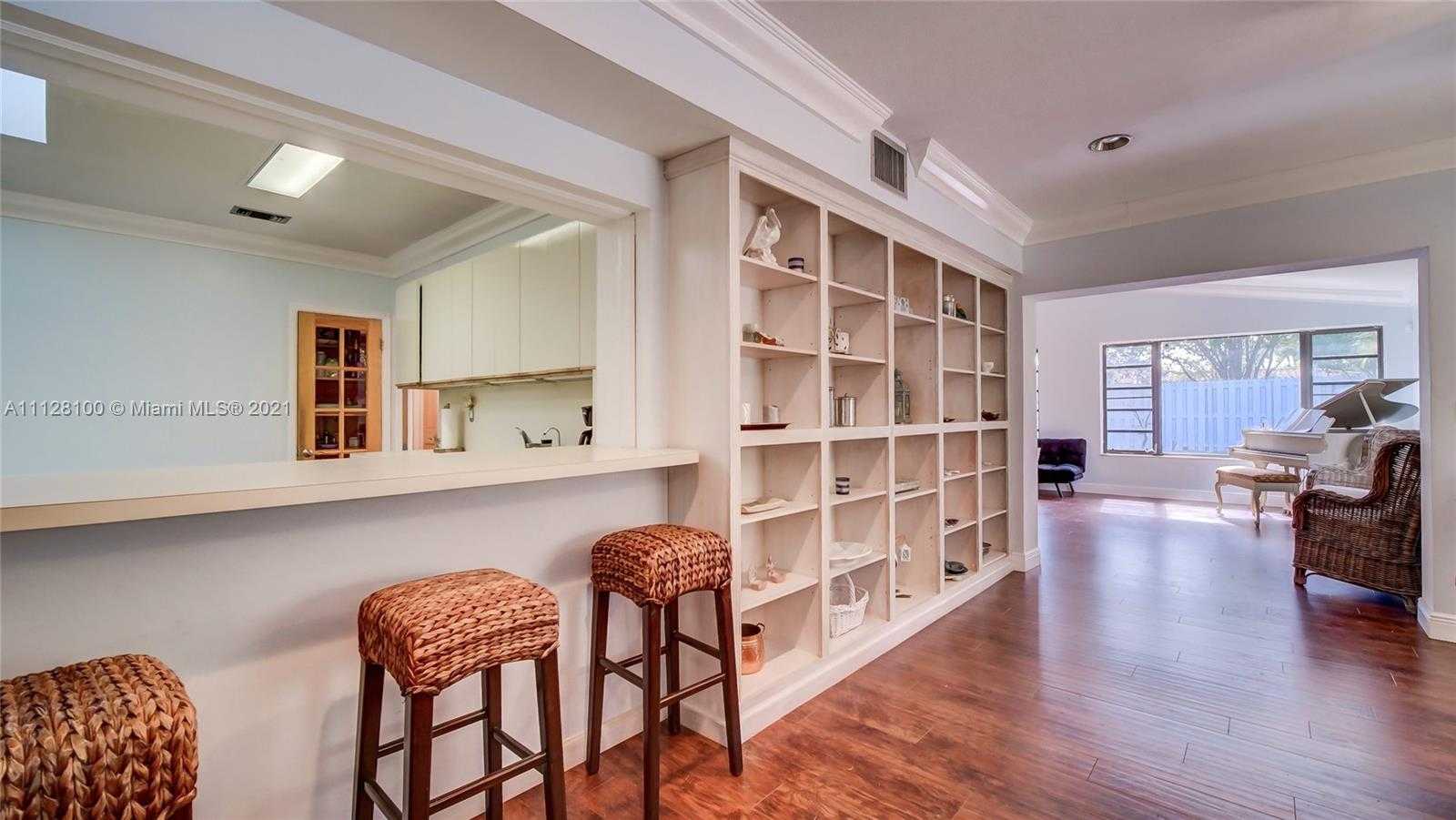 Small Image of 7700 Hawthorne Ave, Miami Beach, FL 33141, USA Number 15