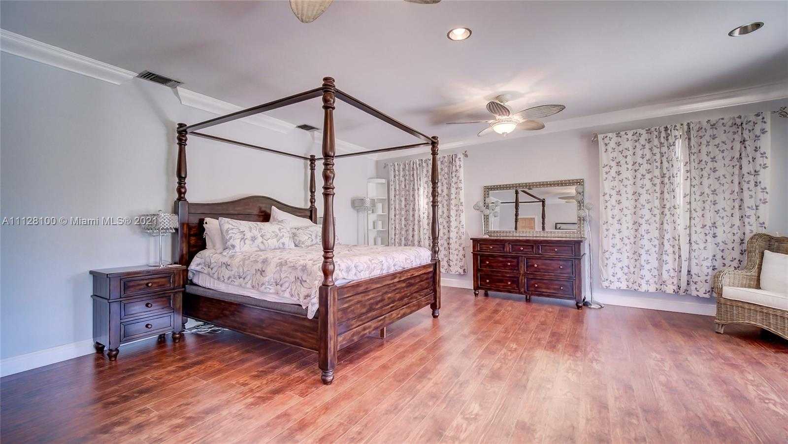 Small Image of 7700 Hawthorne Ave, Miami Beach, FL 33141, USA Number 16