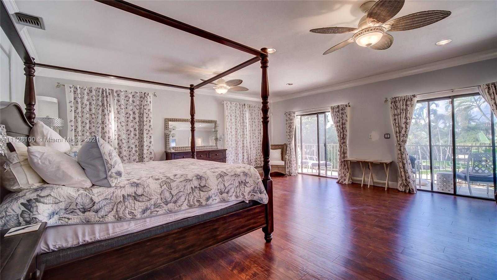 Small Image of 7700 Hawthorne Ave, Miami Beach, FL 33141, USA Number 18