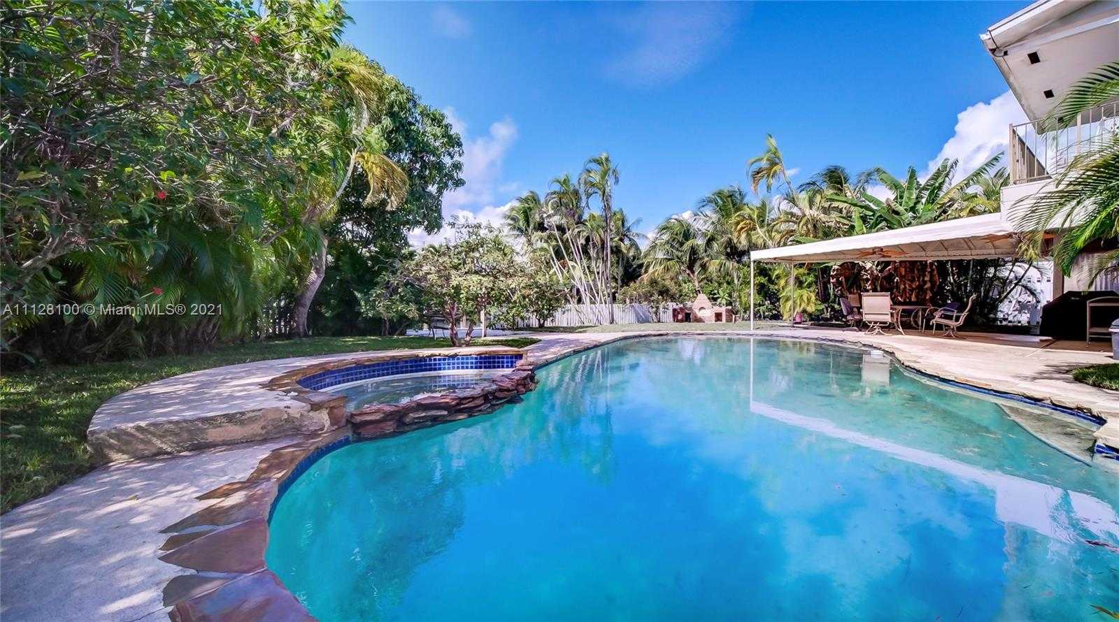 Small Image of 7700 Hawthorne Ave, Miami Beach, FL 33141, USA Number 2