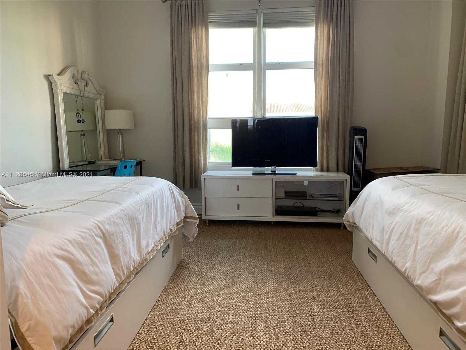 Small Image of 747 Crandon Blvd, Key Biscayne, FL 33149, USA Number 4