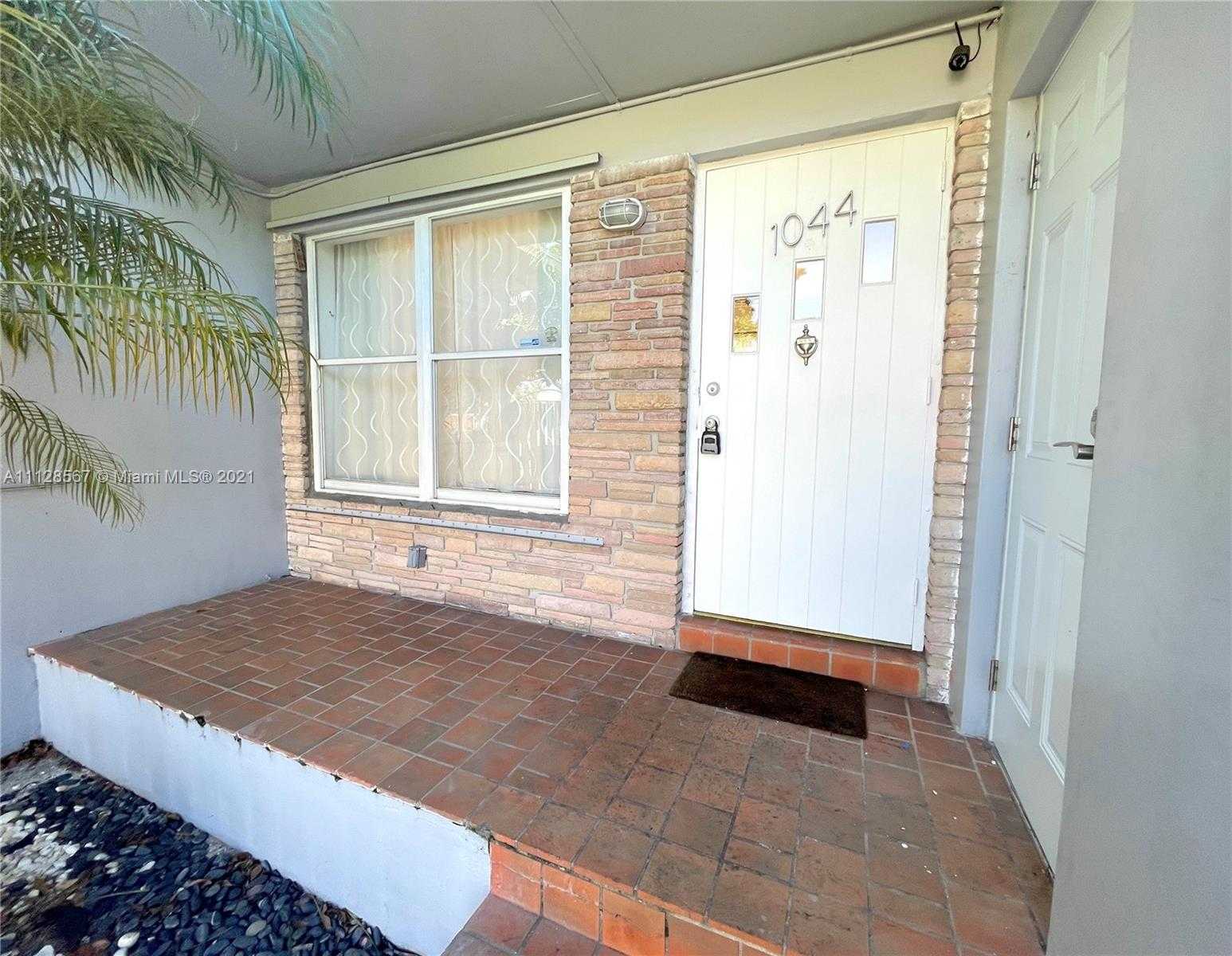 Small Image of 1044 NE 16th Ave, Fort Lauderdale, FL 33304, USA Number 2