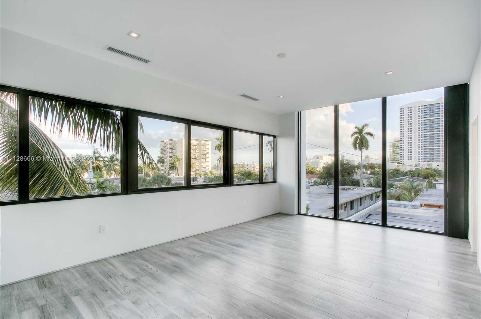 Small Image of 1525 Bay Rd, Miami Beach, FL 33139, USA Number 15