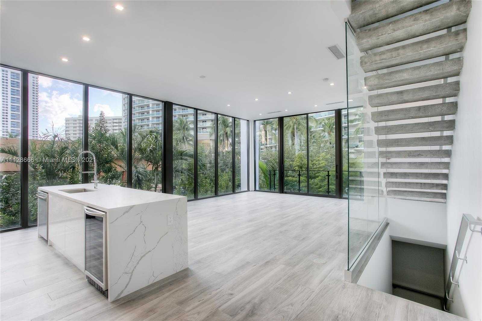 Small Image of 1525 Bay Rd, Miami Beach, FL 33139, USA Number 2