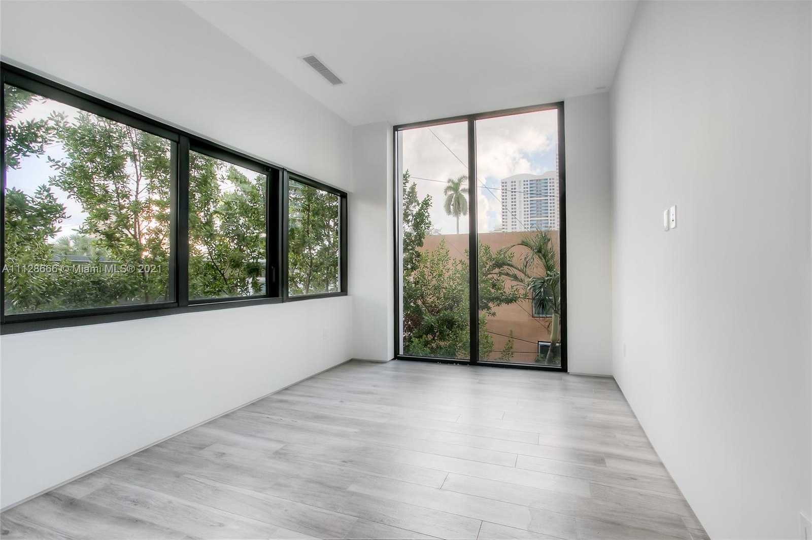 Small Image of 1525 Bay Rd, Miami Beach, FL 33139, USA Number 9