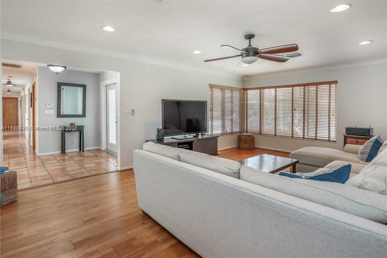 Small Image of 1117 Adams St, Hollywood, FL 33019, USA Number 9