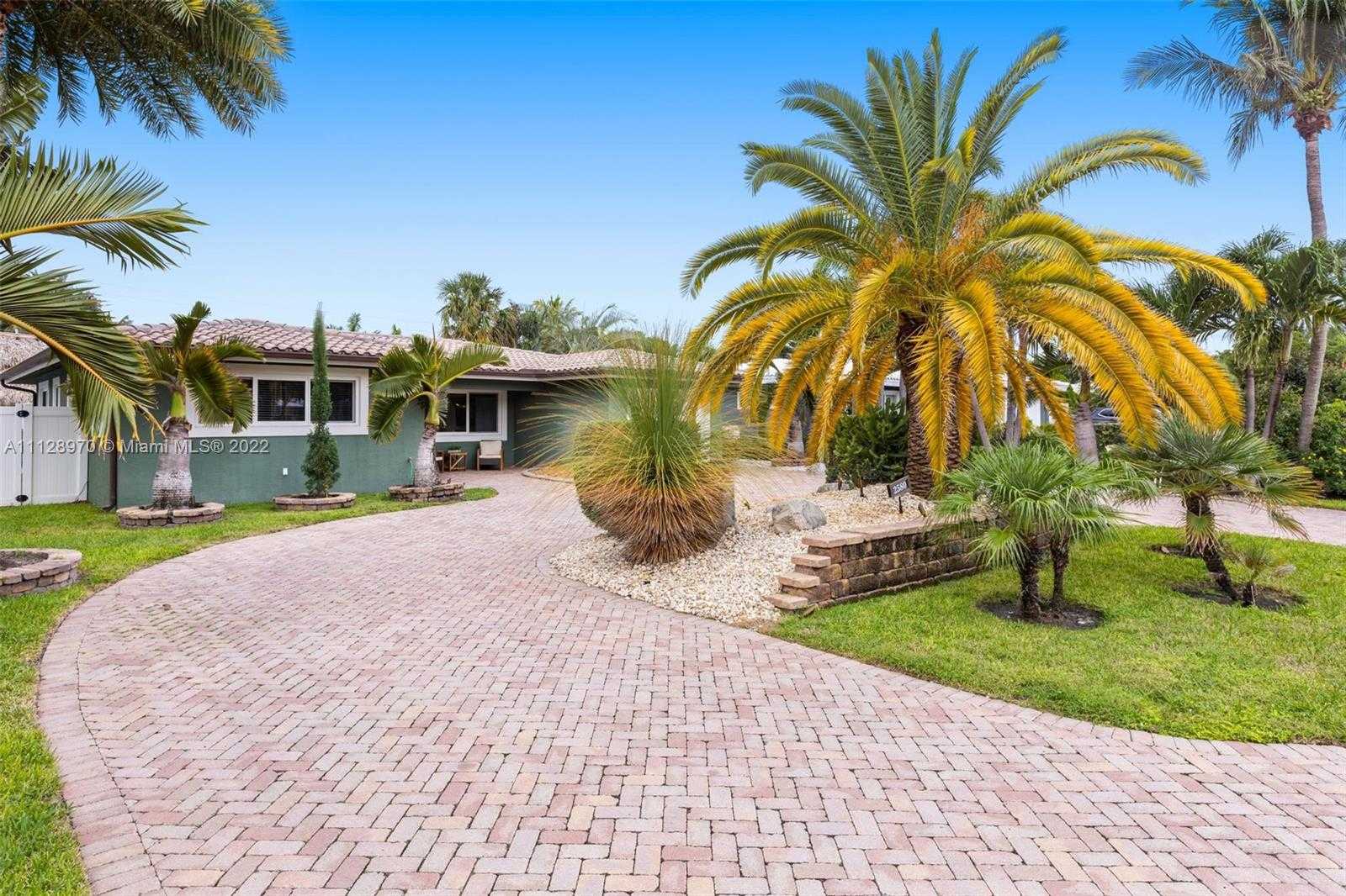 Small Image of 2580 SE 2nd Ct, Pompano Beach, FL 33062, USA Number 2