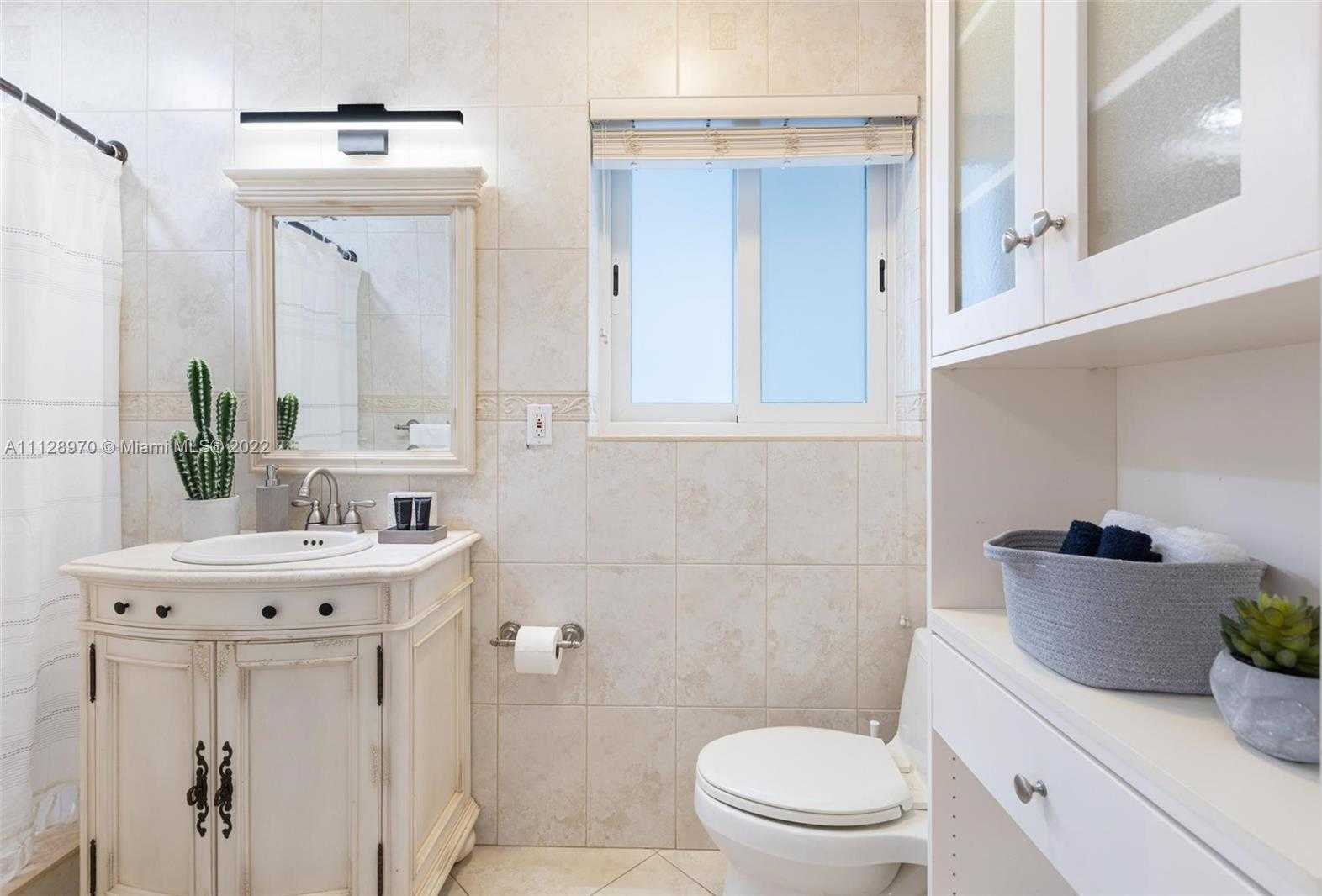 Small Image of 2580 SE 2nd Ct, Pompano Beach, FL 33062, USA Number 4