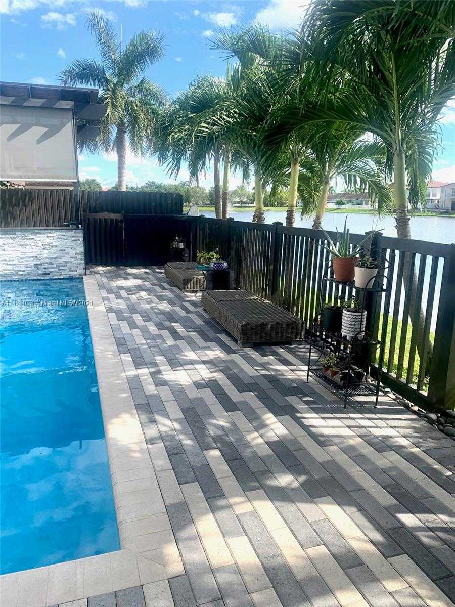 Small Image of 9024 NW 180th Terrace, Hialeah, FL 33018, USA Number 16