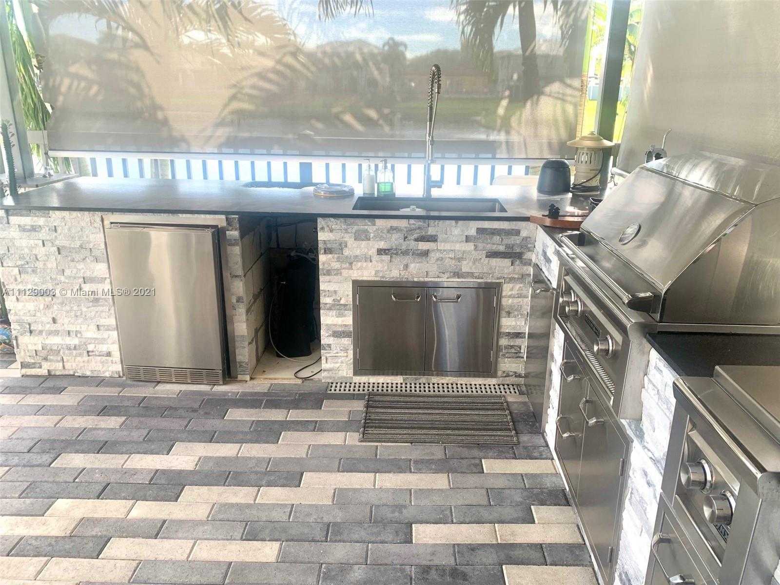 Small Image of 9024 NW 180th Terrace, Hialeah, FL 33018, USA Number 18