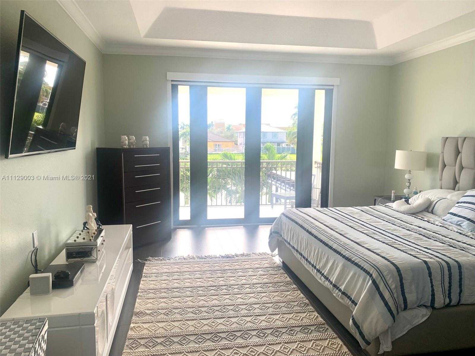 Small Image of 9024 NW 180th Terrace, Hialeah, FL 33018, USA Number 20