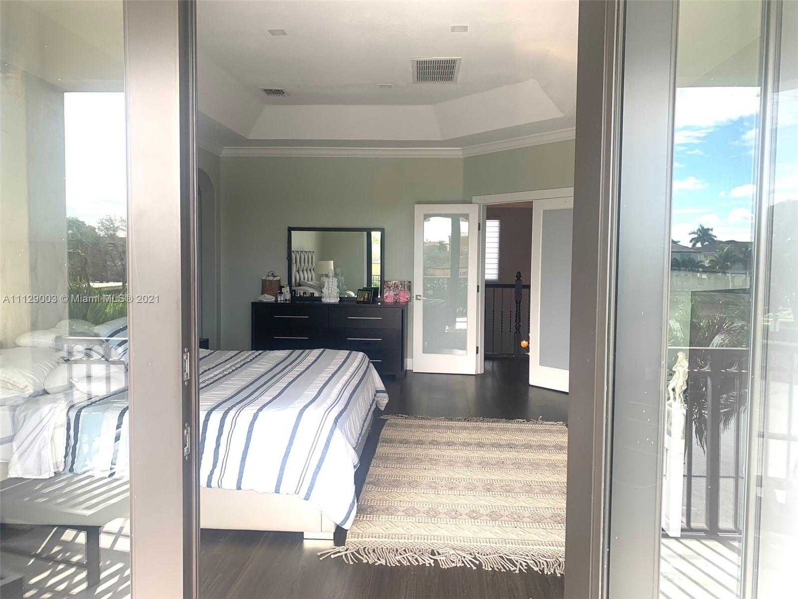 Small Image of 9024 NW 180th Terrace, Hialeah, FL 33018, USA Number 26