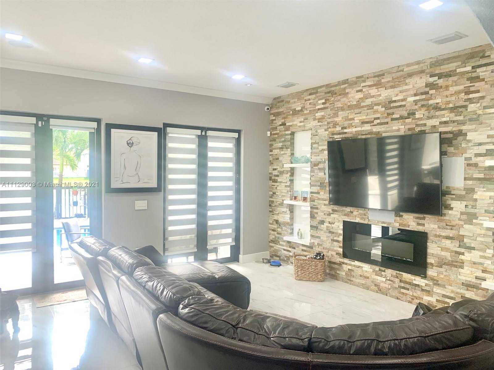 Small Image of 9024 NW 180th Terrace, Hialeah, FL 33018, USA Number 4