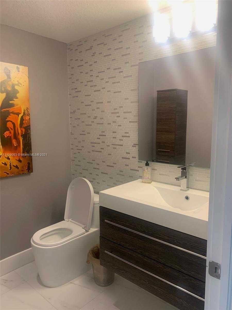 Small Image of 9024 NW 180th Terrace, Hialeah, FL 33018, USA Number 73