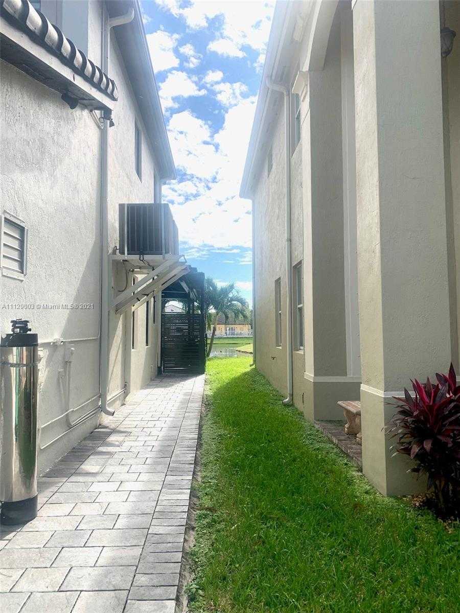 Small Image of 9024 NW 180th Terrace, Hialeah, FL 33018, USA Number 86