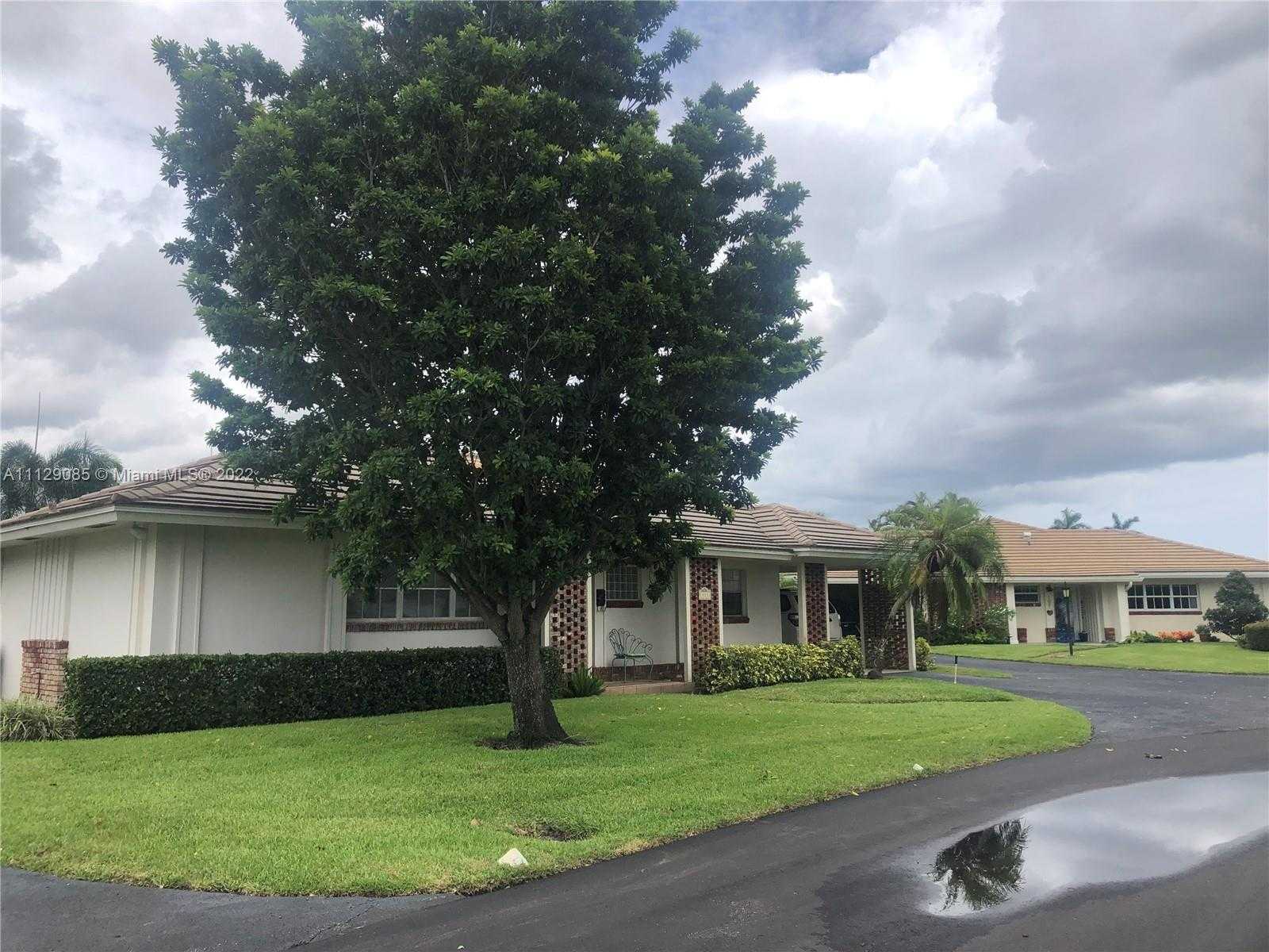 Small Image of 111 Villa Cir, Atlantis, FL 33462, USA Number 2