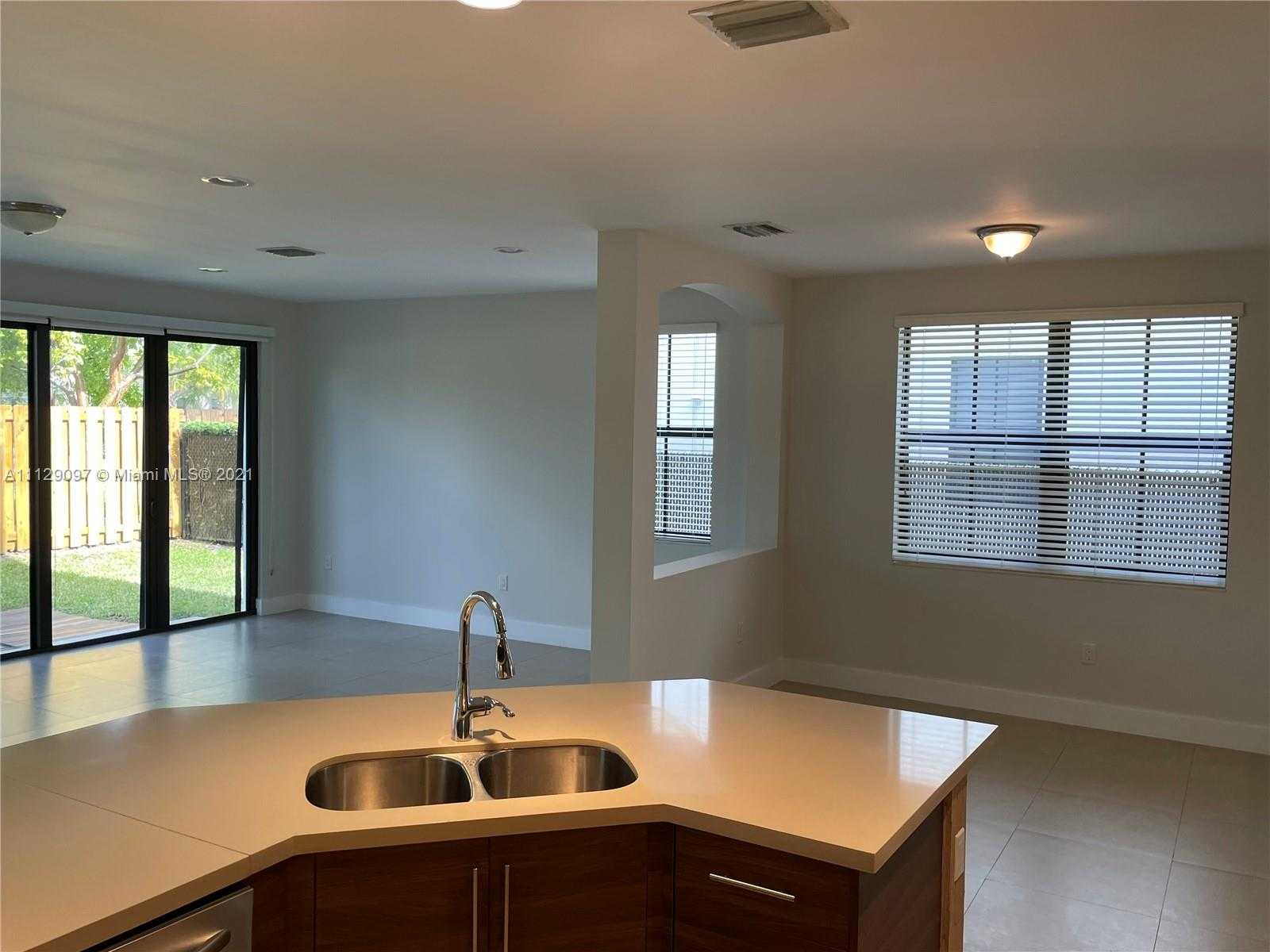 Small Image of 10473 NW 70th Ln, Doral, FL 33178, USA Number 10