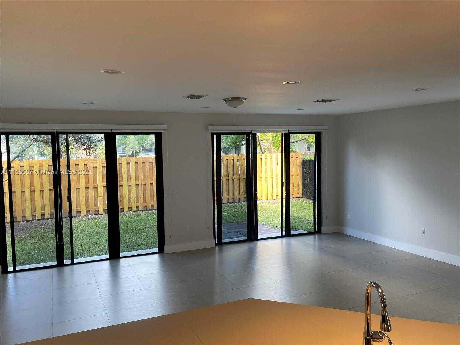 Small Image of 10473 NW 70th Ln, Doral, FL 33178, USA Number 13
