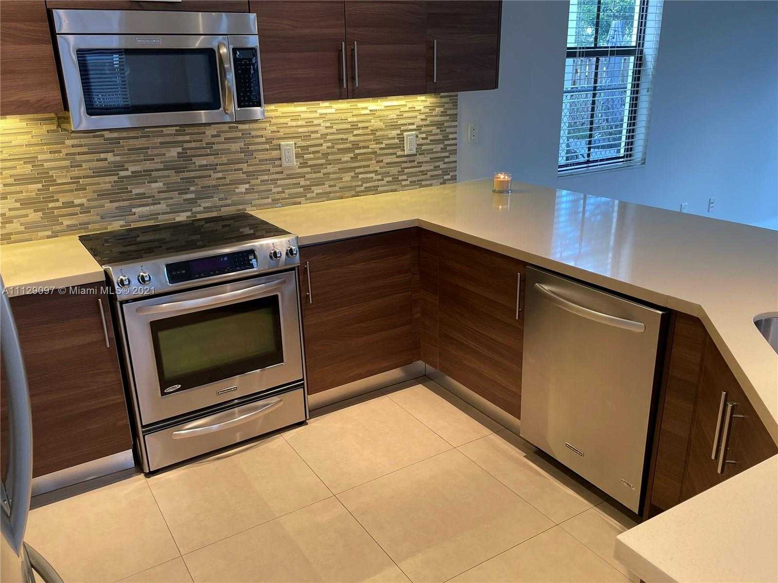 Small Image of 10473 NW 70th Ln, Doral, FL 33178, USA Number 16