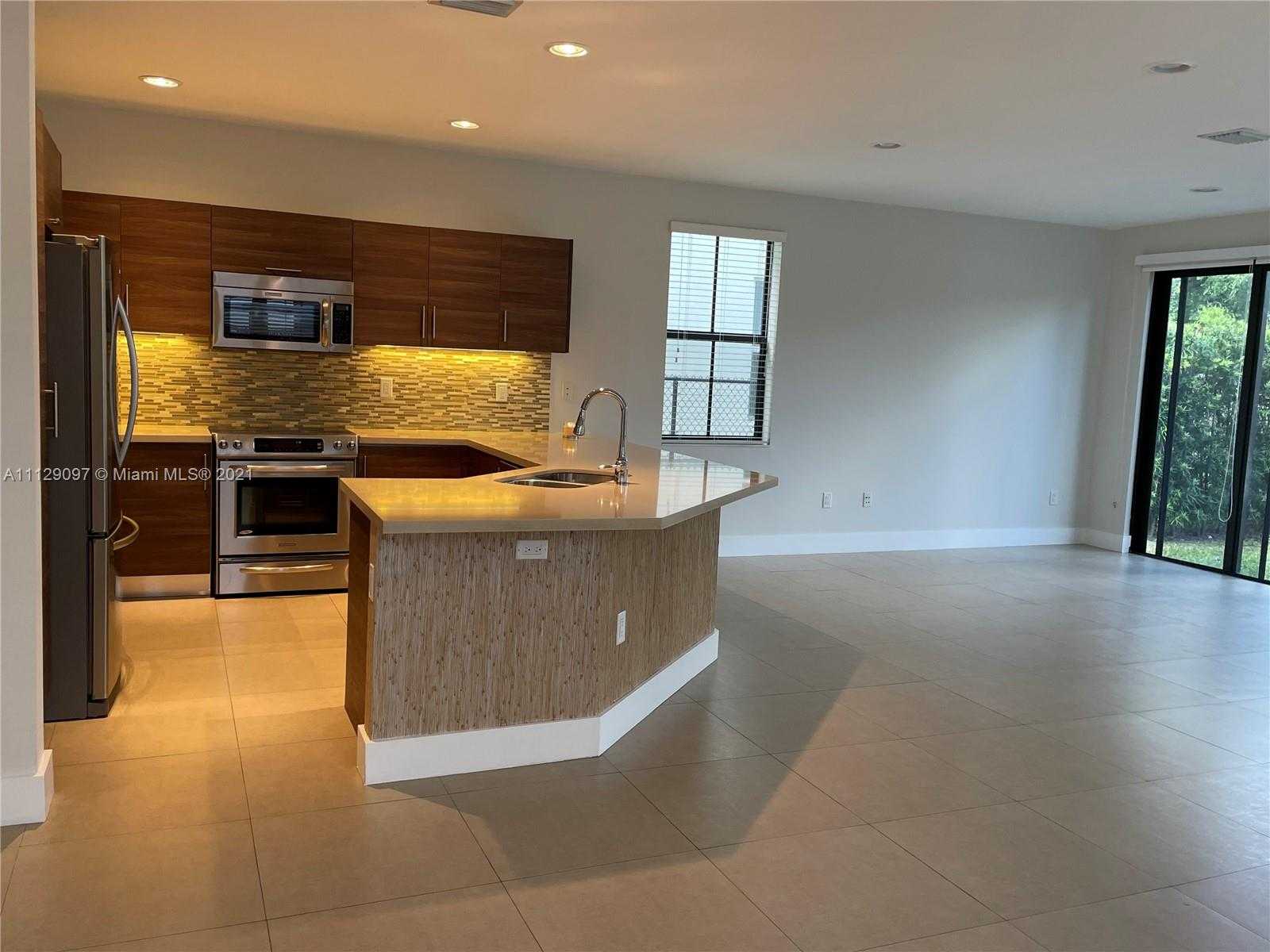 Small Image of 10473 NW 70th Ln, Doral, FL 33178, USA Number 17