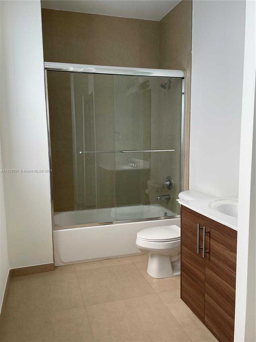 Small Image of 10473 NW 70th Ln, Doral, FL 33178, USA Number 20
