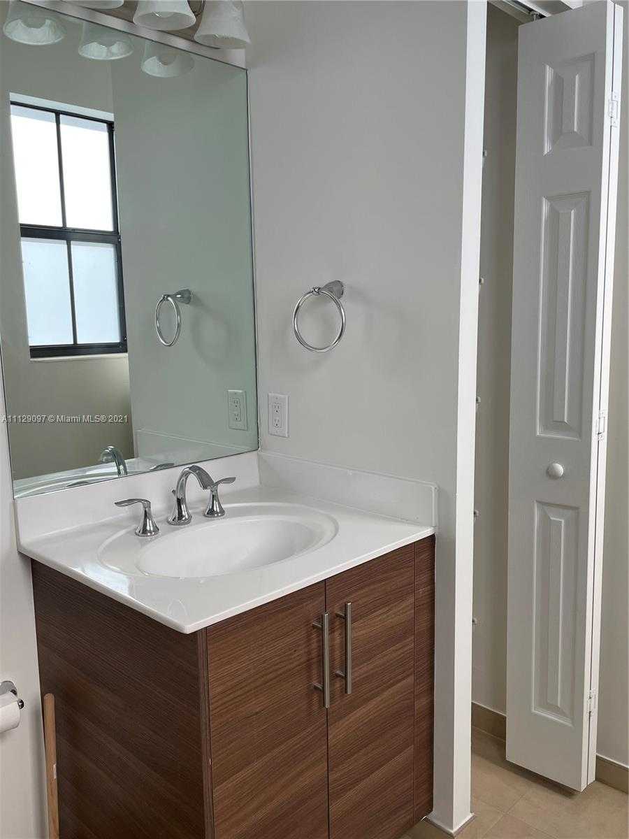 Small Image of 10473 NW 70th Ln, Doral, FL 33178, USA Number 21