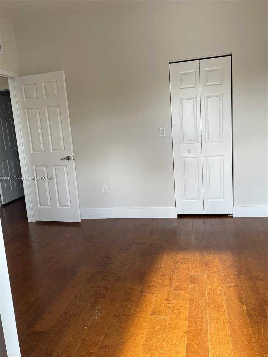Small Image of 10473 NW 70th Ln, Doral, FL 33178, USA Number 22