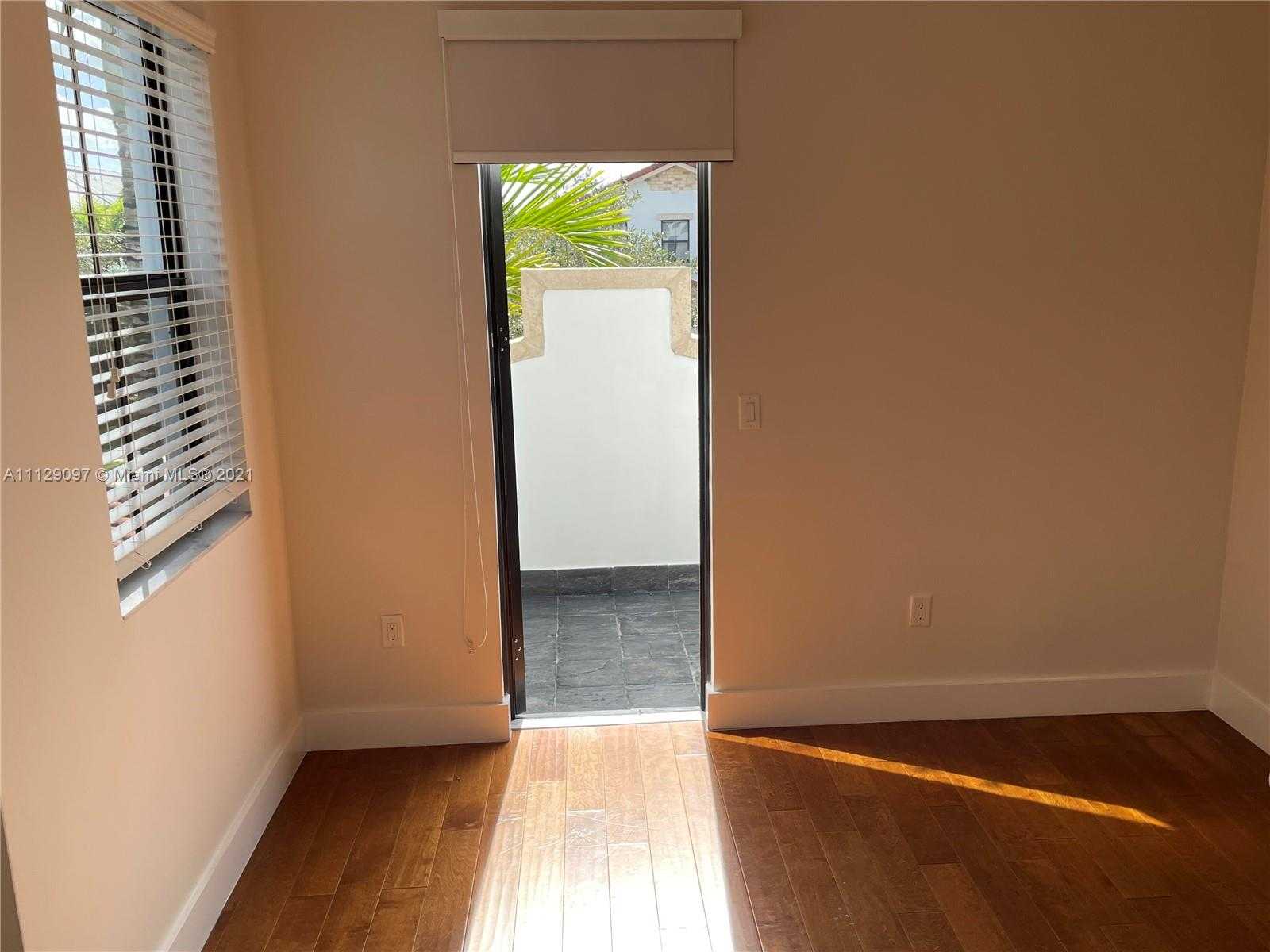 Small Image of 10473 NW 70th Ln, Doral, FL 33178, USA Number 23