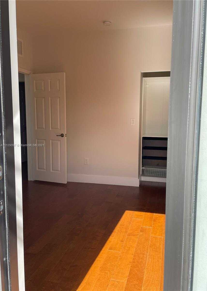 Small Image of 10473 NW 70th Ln, Doral, FL 33178, USA Number 24