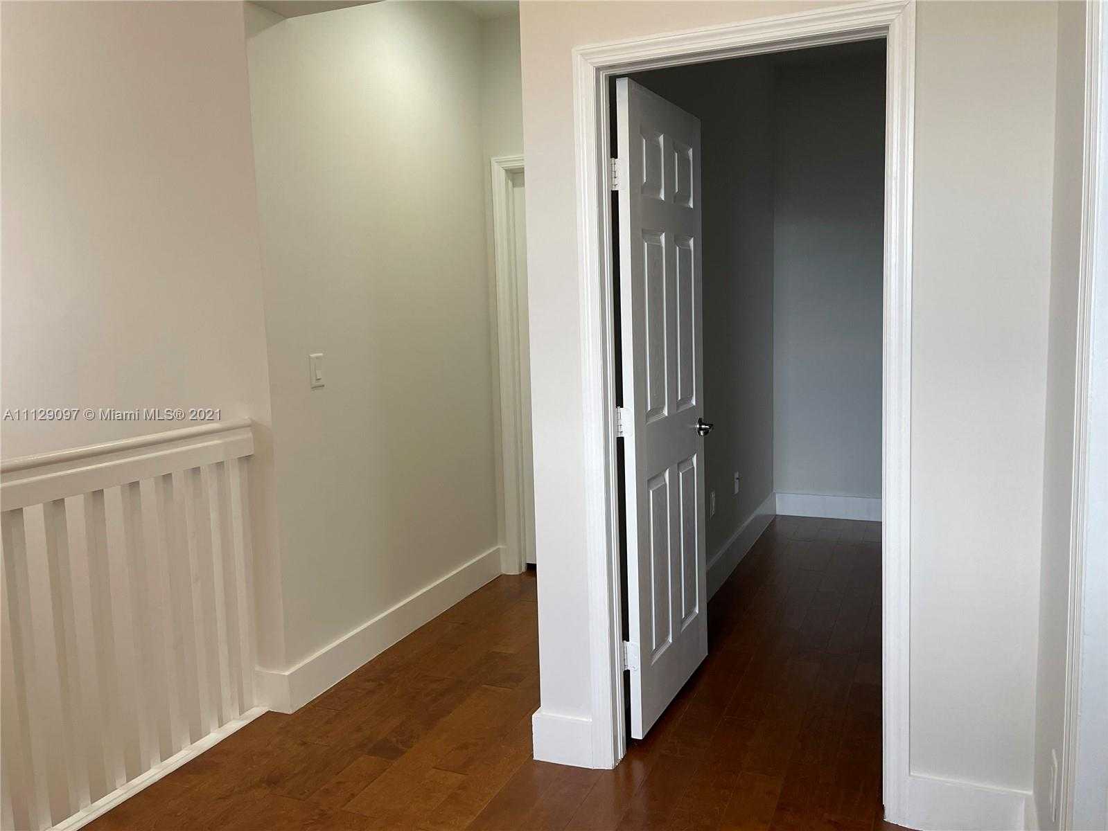Small Image of 10473 NW 70th Ln, Doral, FL 33178, USA Number 28