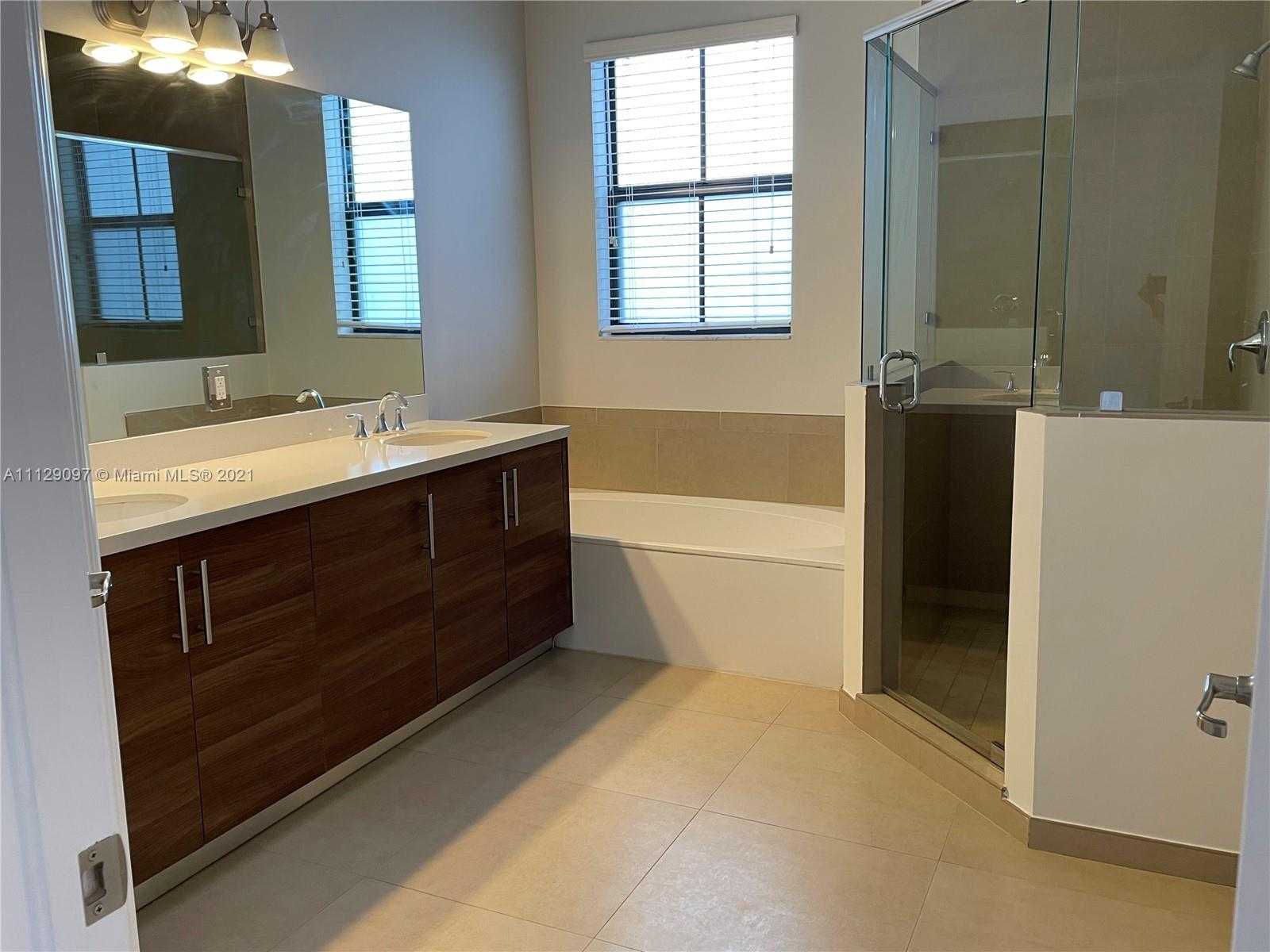 Small Image of 10473 NW 70th Ln, Doral, FL 33178, USA Number 30