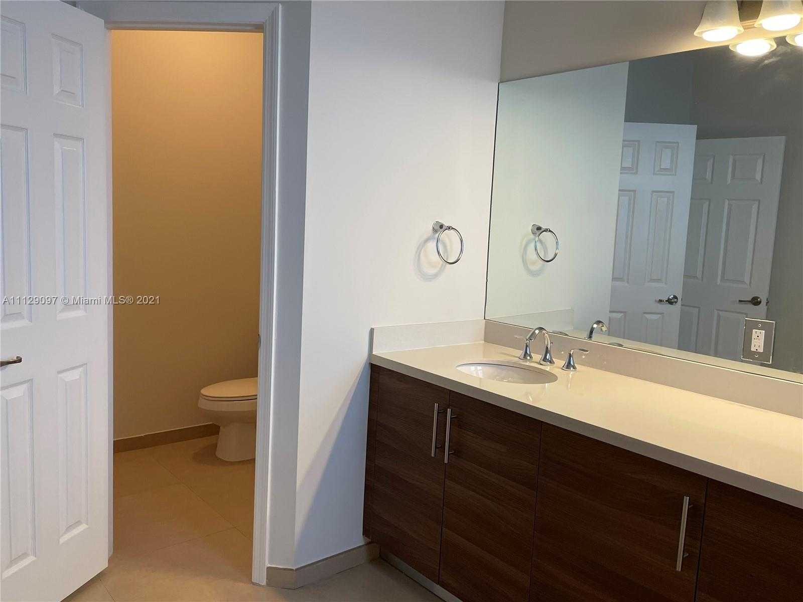 Small Image of 10473 NW 70th Ln, Doral, FL 33178, USA Number 32