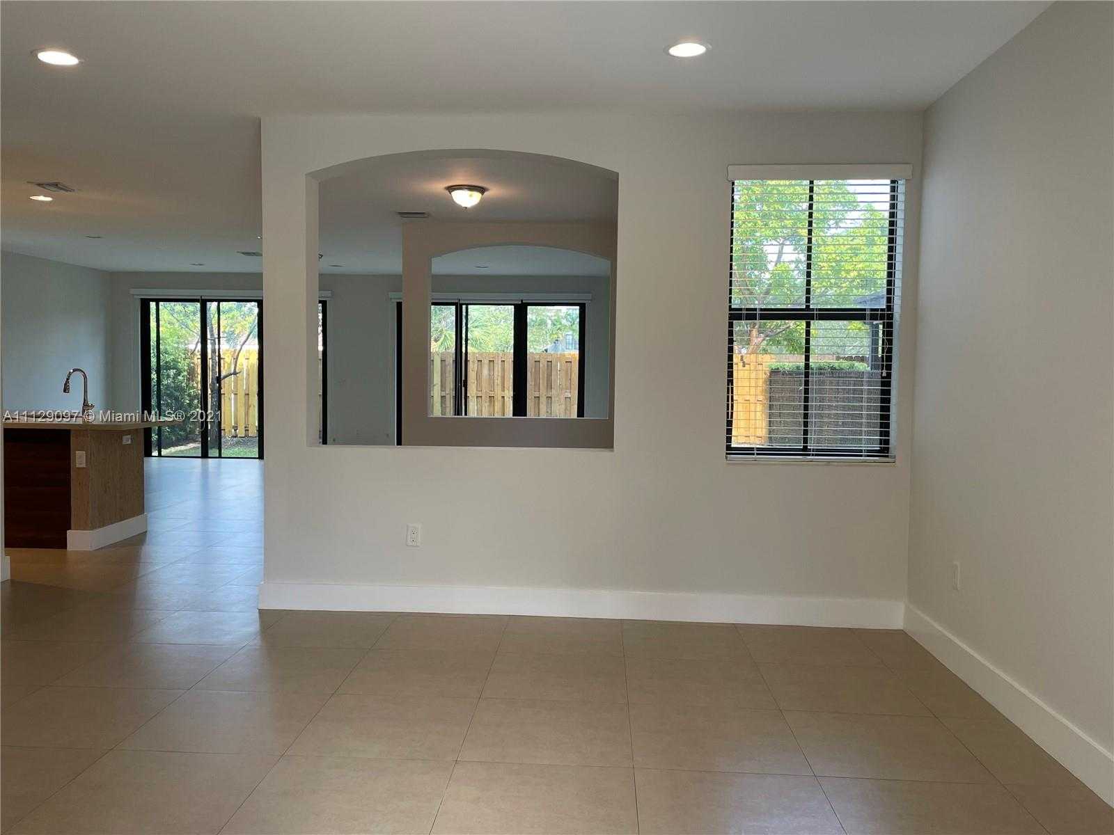 Small Image of 10473 NW 70th Ln, Doral, FL 33178, USA Number 4