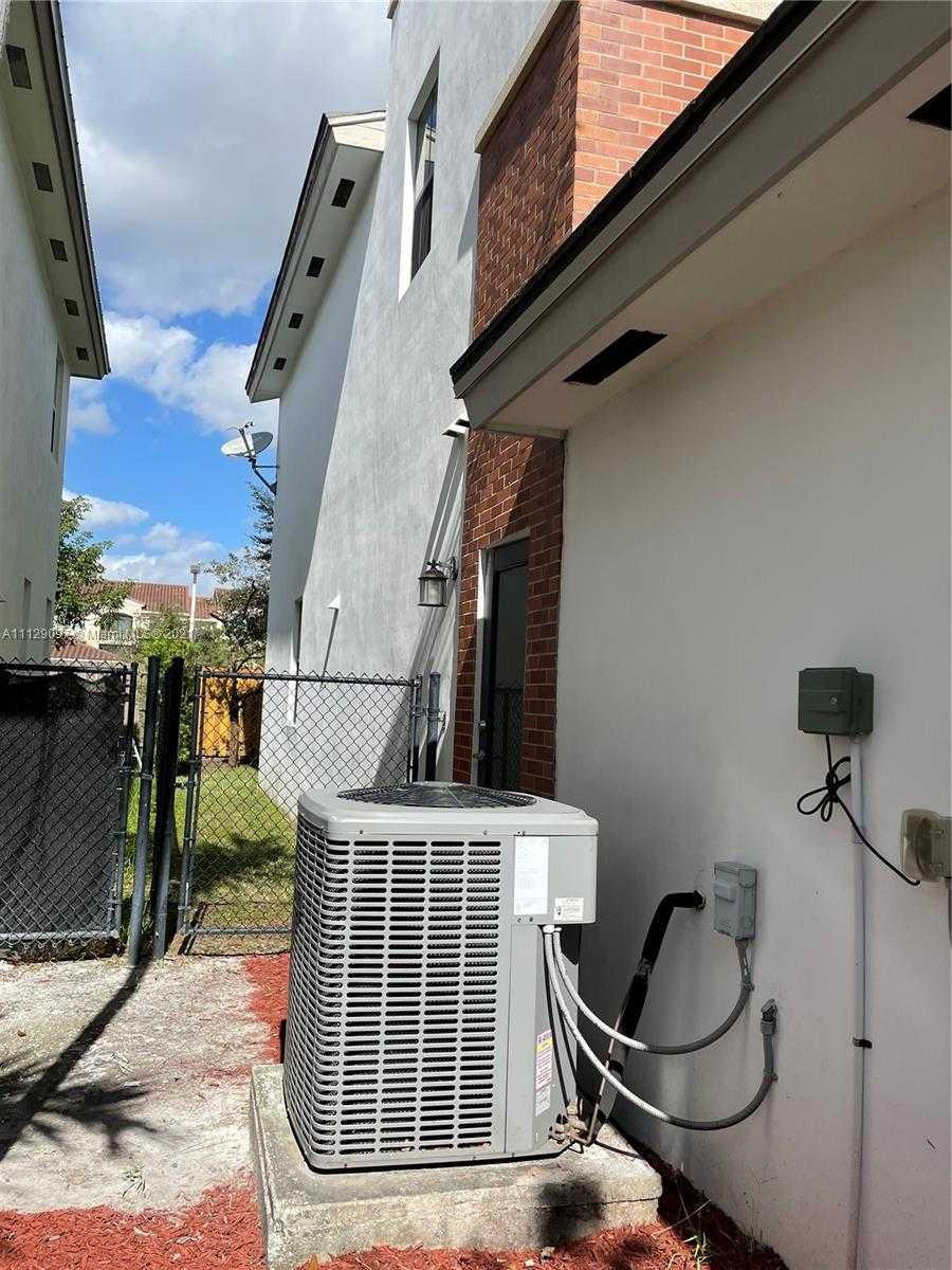 Small Image of 10473 NW 70th Ln, Doral, FL 33178, USA Number 41