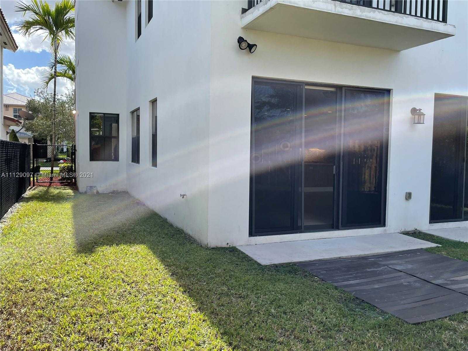 Small Image of 10473 NW 70th Ln, Doral, FL 33178, USA Number 43