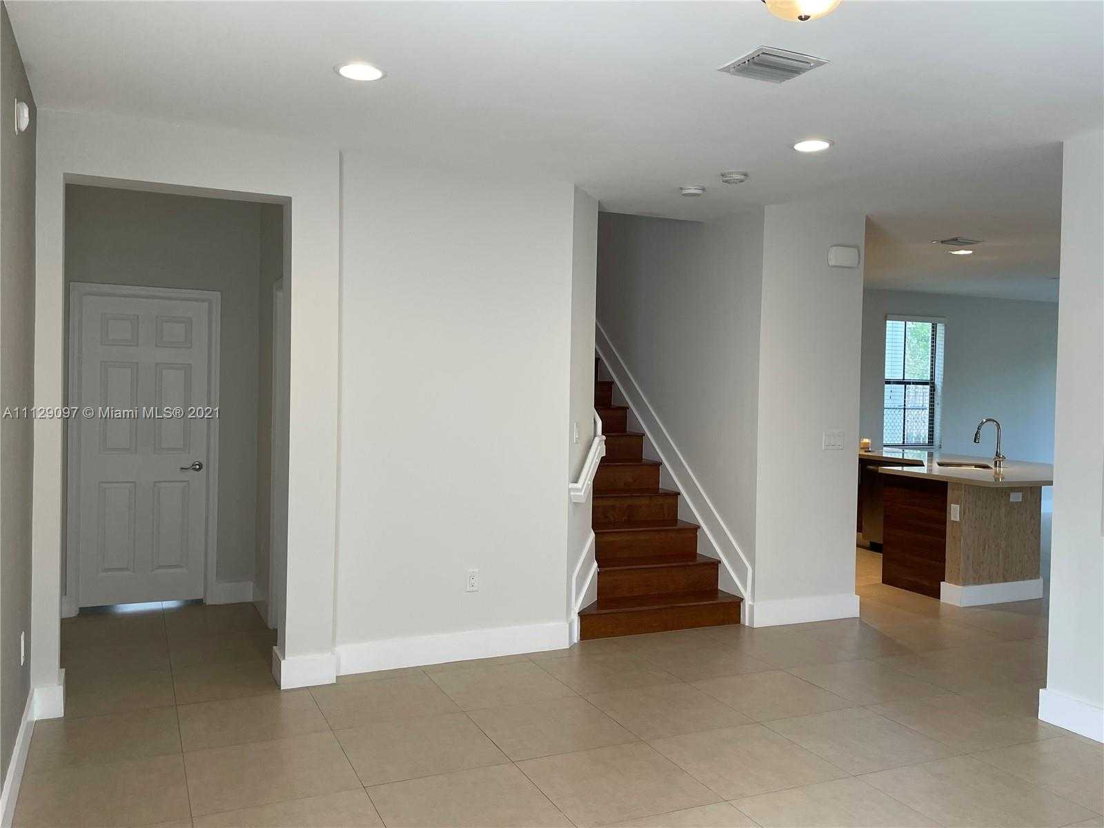 Small Image of 10473 NW 70th Ln, Doral, FL 33178, USA Number 5