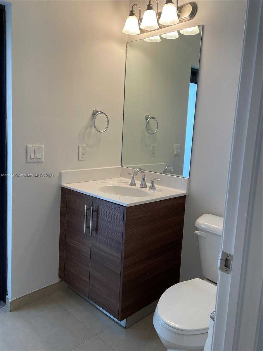 Small Image of 10473 NW 70th Ln, Doral, FL 33178, USA Number 6